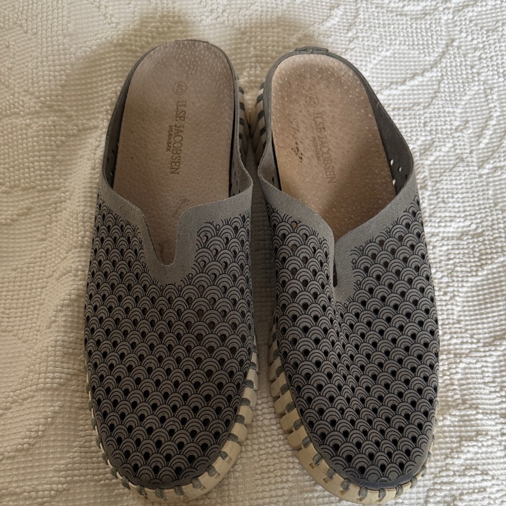 Ilse Jacobsen Gray Patterned Slip-On Shoes